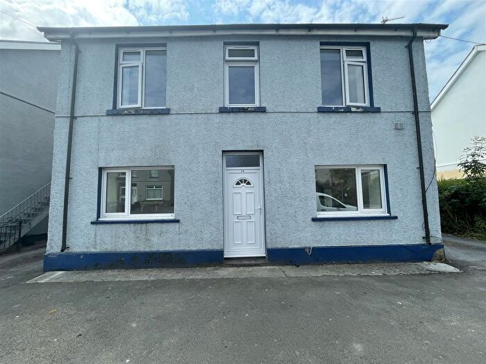 2 Bedroom Flat To Rent In Ammanford Road, Llandybie, Ammanford, SA18