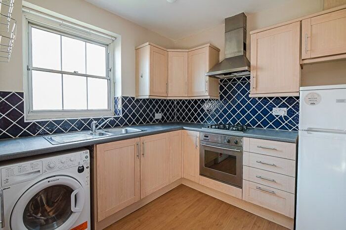 2 Bedroom Flat To Rent In William Bonney Estate, Clapham, London, SW12