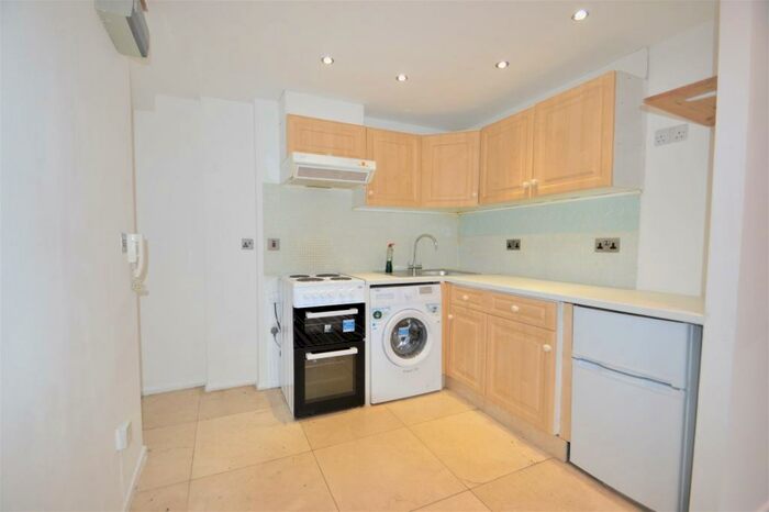 Apartment To Rent In Rochfords Gardens, Slough, Berkshire, SL2