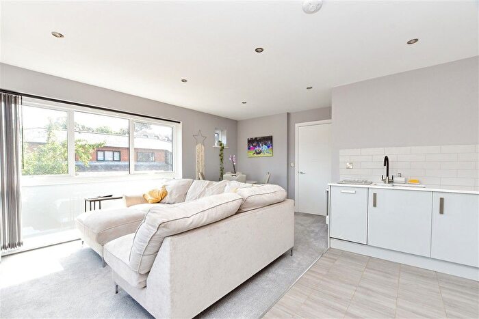 2 Bedroom Flat For Sale In South Street, Dorking, Surrey, RH4
