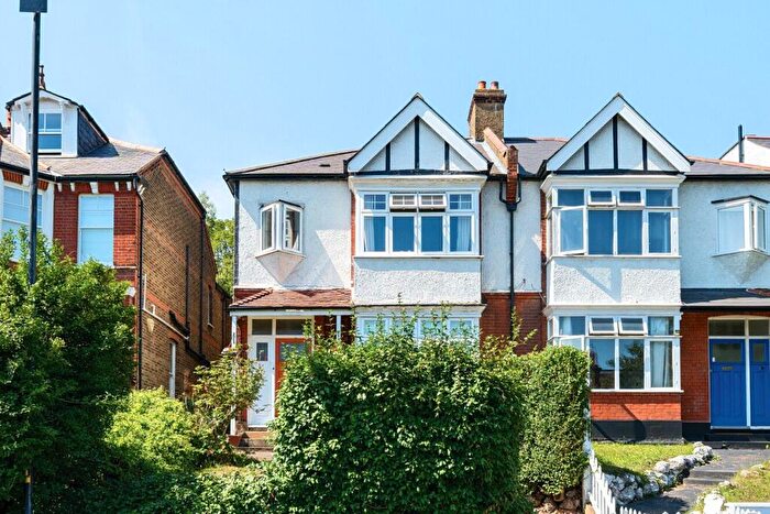 2 Bedroom Maisonette For Sale In Underhill Road, East Dulwich, London, SE22