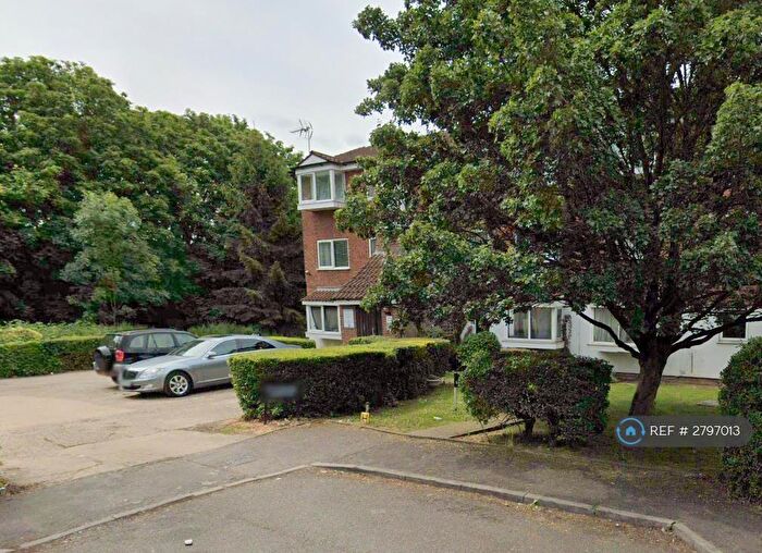 2 Bedroom Flat To Rent In Larch Close, London, N11