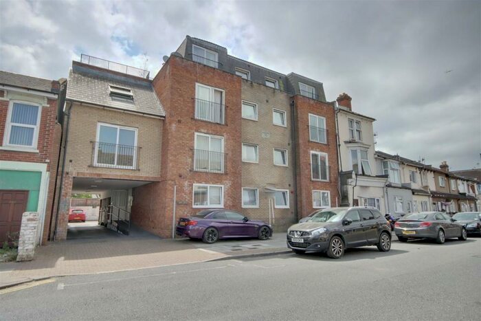 2 Bedroom Flat To Rent In New Road, Portsmouth, PO2