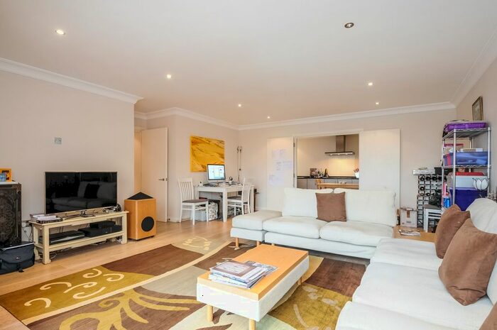 3 Bedroom Flat To Rent In William Morris Way, London, SW6