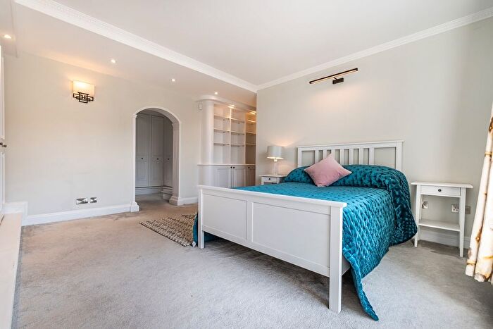 3 Bedroom Flat To Rent In Nine Elms Lane, London, SW8