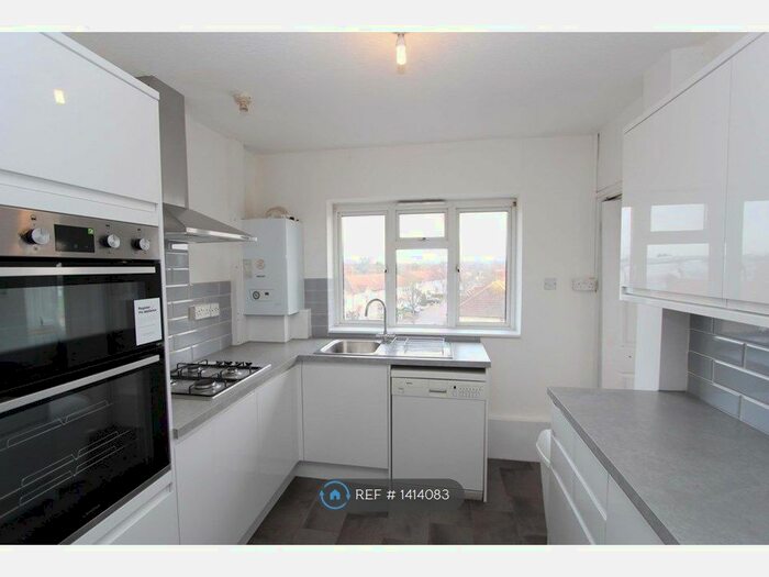3 Bedroom Flat To Rent In Tennyson House, New Malden, KT3