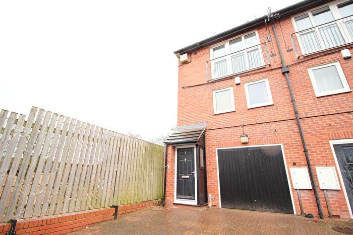 2 Bedroom End Of Terrace House To Rent In Archway Court, Peveril Street, Nottingham, NG7