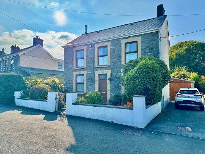 3 Bedroom Detached House For Sale In Maesquarre Road, Ammanford, SA18