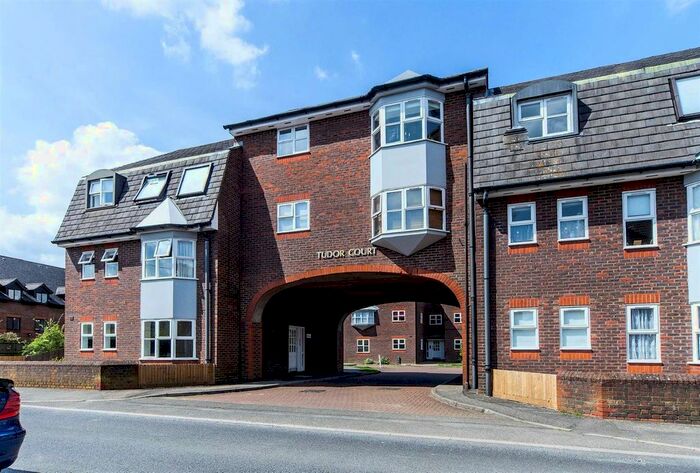 2 Bedroom Flat To Rent In Tudor Court, Park Street, Dunstable, LU6