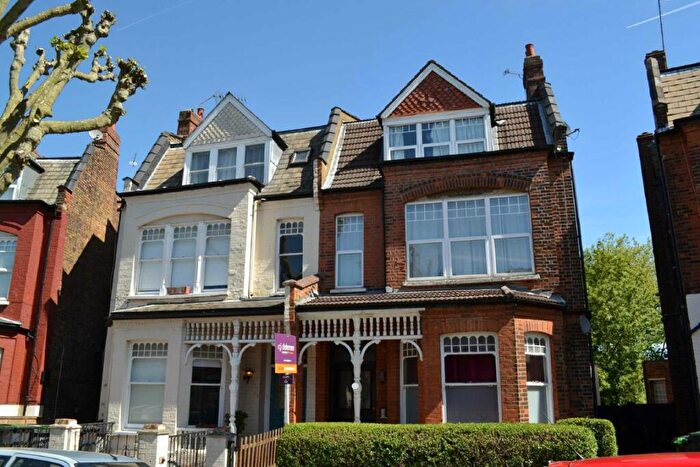 Studio To Rent In Kings Avenue, London, N10