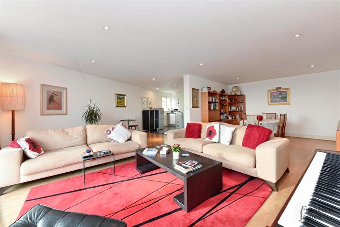 2 Bedroom Flat For Sale In Crews Street, London, E14