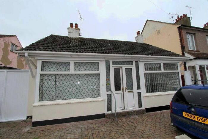 2 Bedroom Bungalow To Rent In North Avenue, Southend-On-Sea, SS2