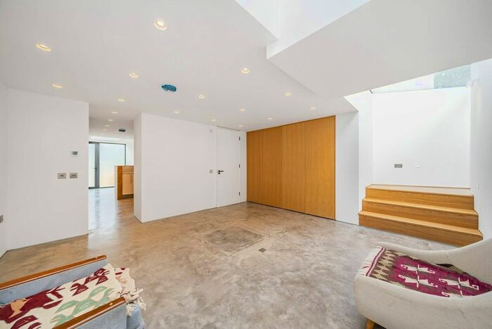 2 Bedroom Flat To Rent In Hill House Road, Streatham, SW16