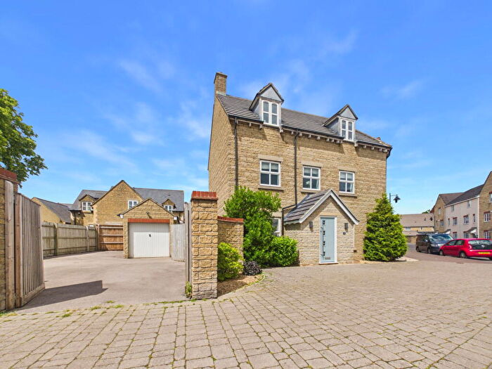 4 Bedroom End Of Terrace House For Sale In Zander Road, Calne, SN11