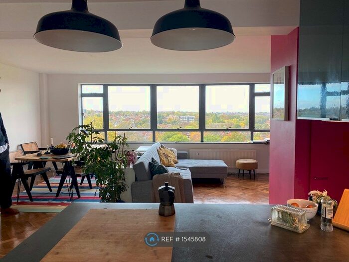 2 Bedroom Flat To Rent In Knoll Court, London, SE19