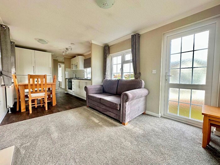 1 Bedroom Mobile/park Home For Sale In The Green, Cummings Hall Lane, Noak Hill, Romford, RM3