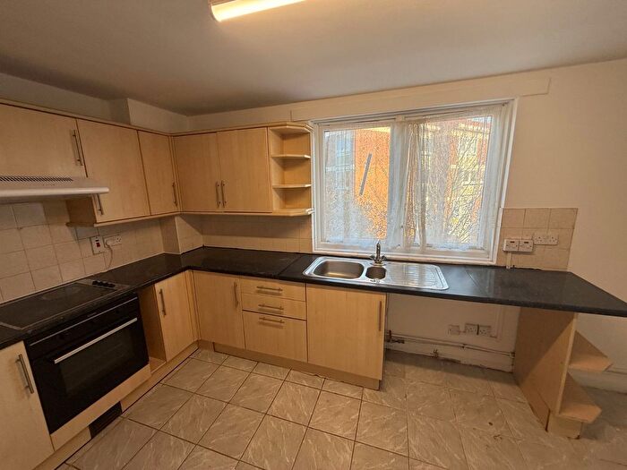 3 Bedroom Flat To Rent In Fairfoot Road, London, E3