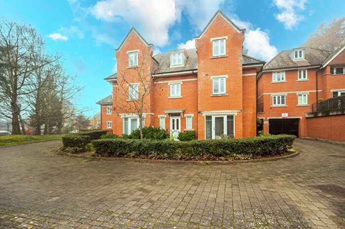 2 Bedroom Flat To Rent In Maybury, Woking, GU22