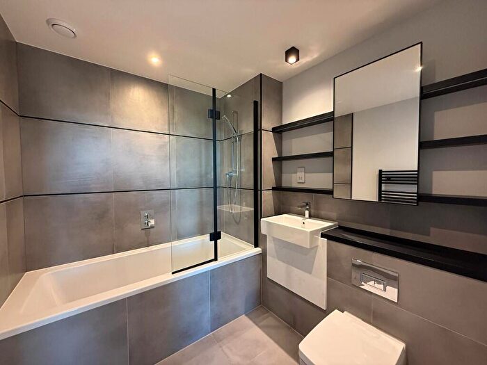 2 Bedroom Apartment For Sale In Skyline Apartments, Makers Yard, London, E3