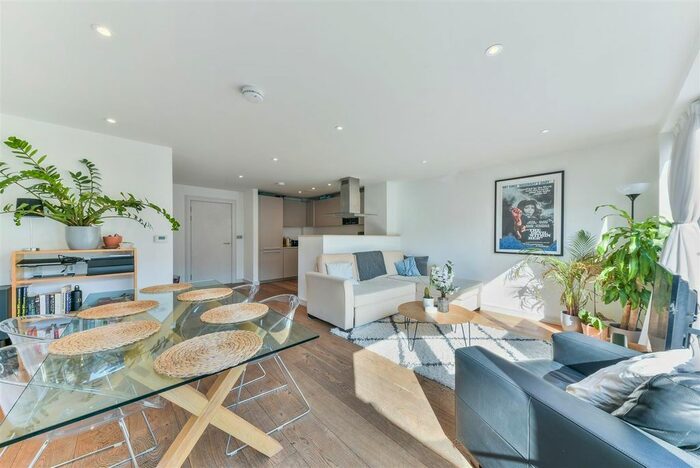 3 Bedroom Maisonette To Rent In Hawthorne Crescent, Greenwich, London, SE10