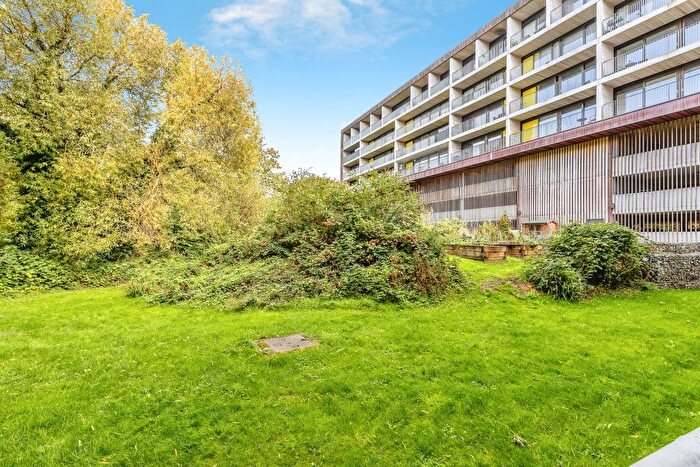1 Bedroom Flat For Sale In Lake Shore Drive, Bristol, BS13