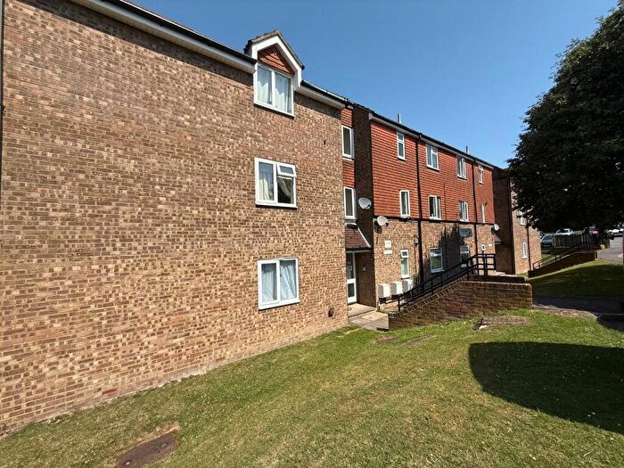 2 Bedroom Flat For Sale In Abbey Mews, Dunstable, LU6