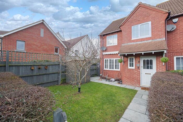 3 Bedroom End Of Terrace House For Sale In Greensand Close, Swindon, SN25
