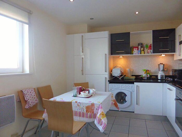 3 Bedroom Flat To Rent In Sharpthorne Court -, P12
