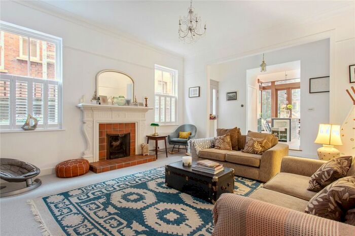 3 Bedroom Flat To Rent In Lytton Grove, London, SW15