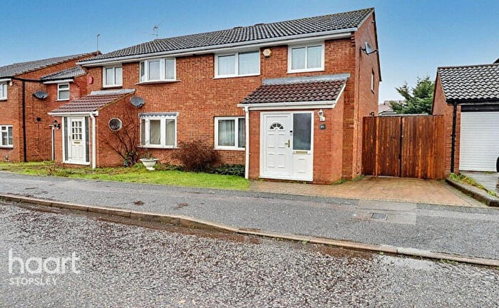 3 Bedroom Semi Detached House For Sale In Blaydon Road, Luton, LU2