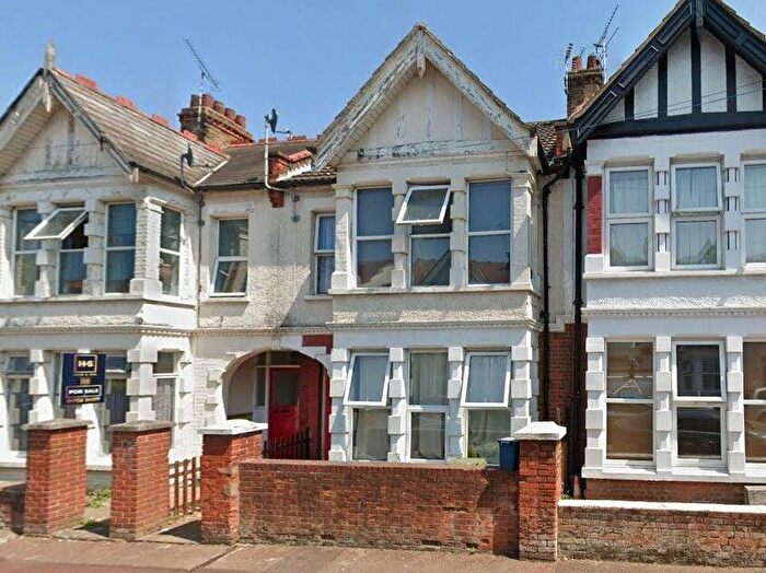 2 Bedroom Flat To Rent In Beedell Avenue, Westcliff-on-Sea, SS0