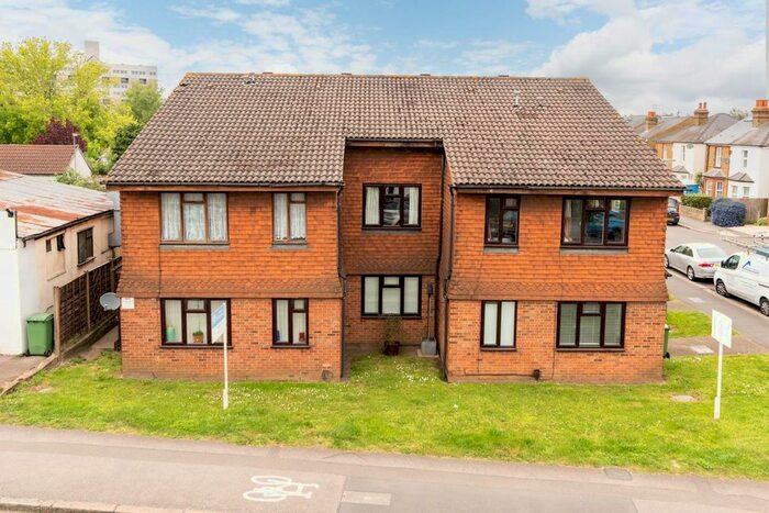 Maisonette To Rent In Russell Road, Walton On Thames, Surrey, KT12