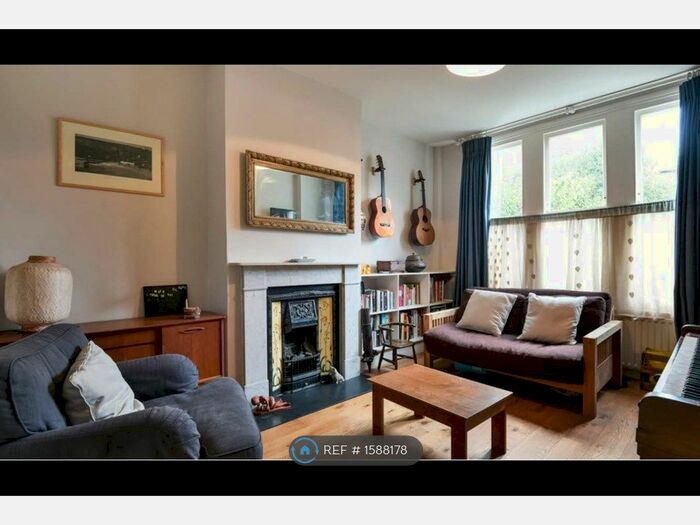 2 Bedroom Flat To Rent In Herne Hill Road, London, SE24