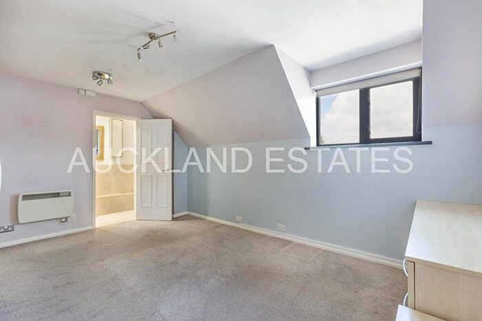 2 Bedroom Apartment To Rent In Wyllyotts Close, Potters Bar, EN6