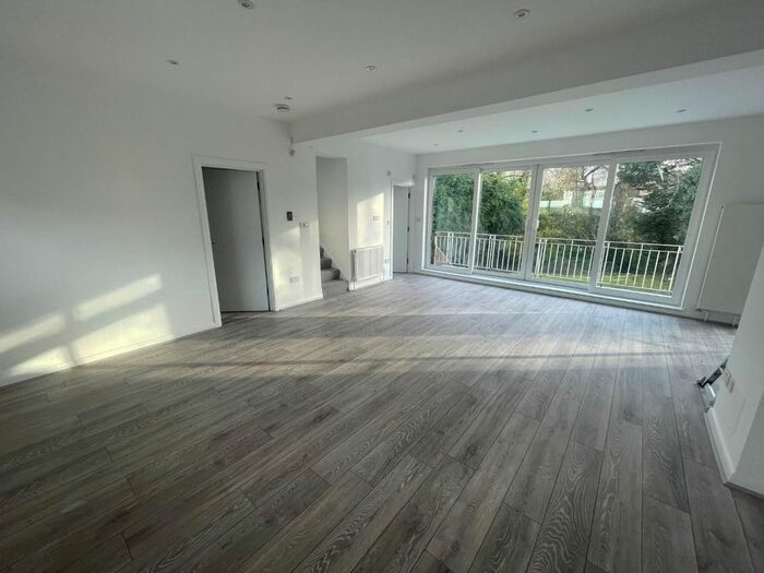 5 Bedroom Semi-Detached Bungalow To Rent In Highview Gardens, Edgware, HA8