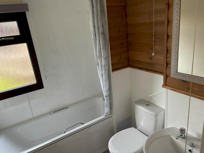 3 Bedroom Mobile/park Home To Rent In Gurnard Pines, Cockleton Lane, Cowes, PO31