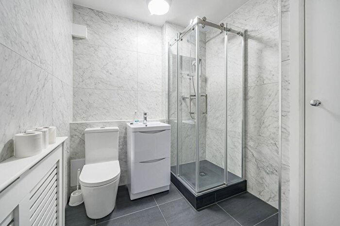 Studio To Rent In Kirwyn Way, Kennington, London, SE5