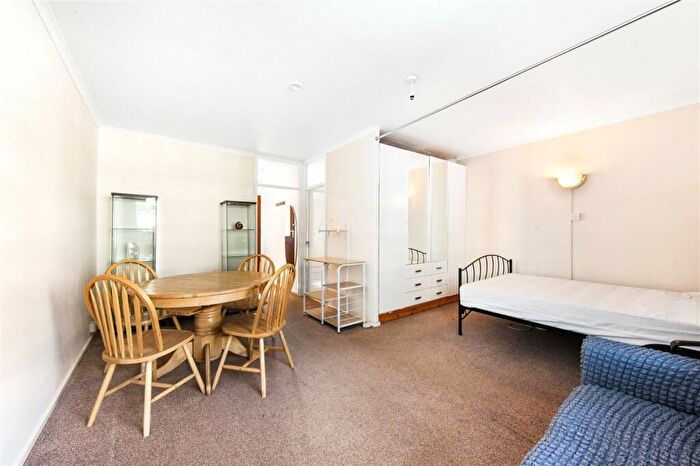 Flat To Rent In Clarence Gardens, Regents Park, NW1