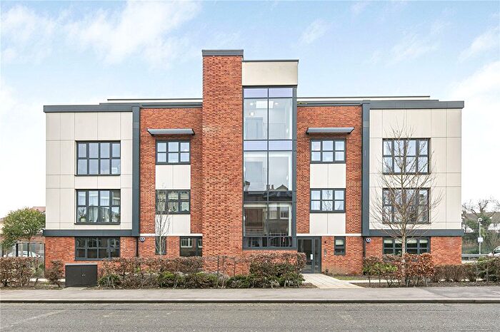 2 Bedroom Flat For Sale In Great North Road, Hatfield, Hertfordshire, AL9