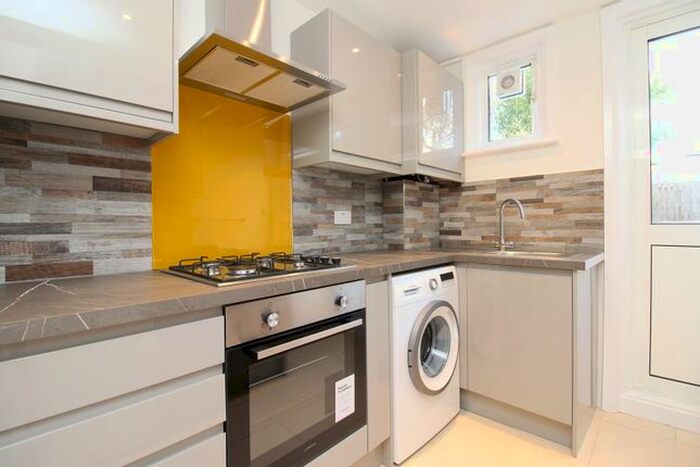 2 Bedroom Flat To Rent In Dollis Road, London, N3
