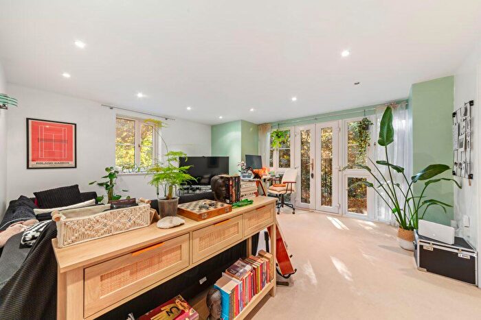 2 Bedroom Flat To Rent In Wellington Way, Mile End, E3