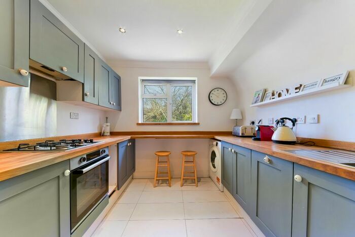 2 Bedroom Flat To Rent In Aboyne Drive, Raynes Park, London, SW20