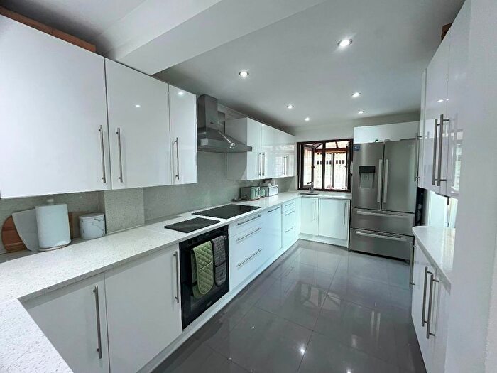 4 Bedroom Bungalow For Sale In Geoffrey Avenue, Romford, RM3