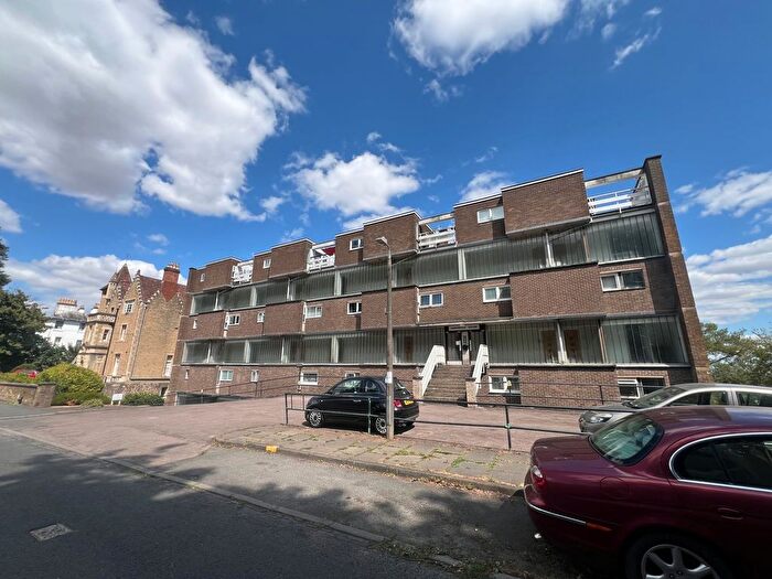 2 Bedroom Flat For Sale In Abbey Road, Malvern, WR14