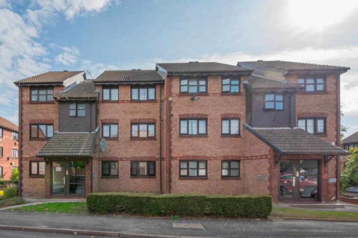 1 Bedroom Flat For Sale In Lowry Crescent, Mitcham, CR4