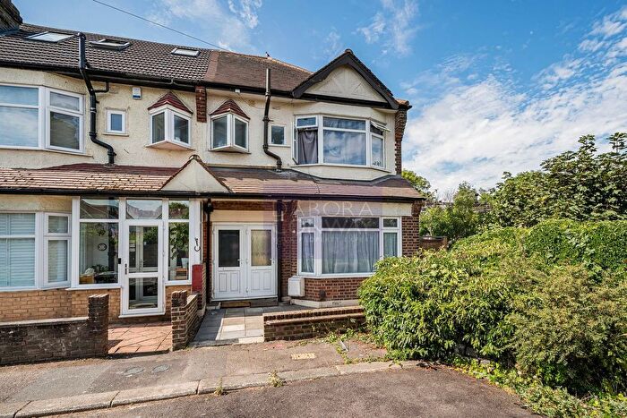 1 Bedroom Flat For Sale In Whitehall Gardens, Chingford, E4