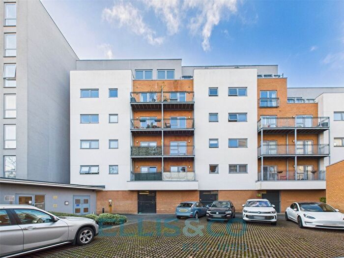 2 Bedroom Flat For Sale In Sovereign Way, Tonbridge, Kent, TN9