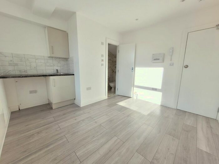Studio To Rent In Swanfield Road, Waltham Cross, EN8