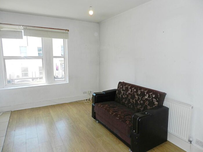 1 Bedroom Flat To Rent In Second Floor Flat, Kingsland High Street, Hackney, London, E8
