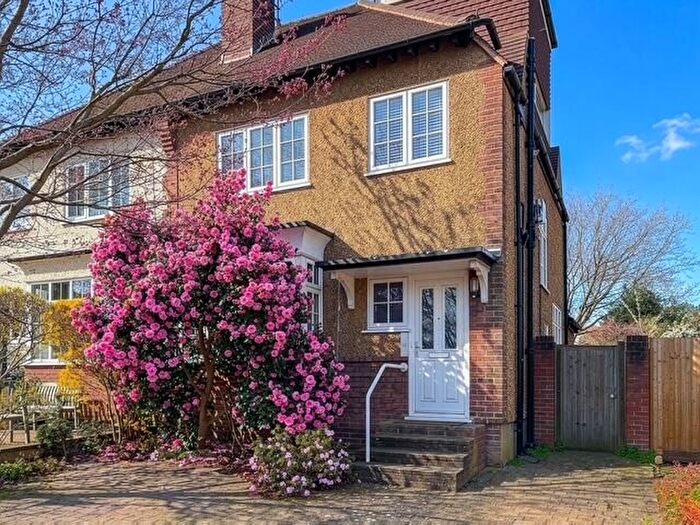 4 Bedroom Semi-Detached House For Sale In Hilton Avenue, London, N12